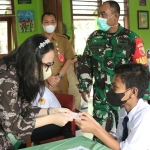 Ketua GNOTA Kabupaten Kediri, Eriani Annisa Hanindhito, saat menyerahkan bantuan pada siswa SMP Negeri 1 Banyakan. Foto: Ist