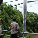 Wakapolres Ngawi Kompol Rizki Santoso saat pengecekan di lokasi rawan bencana.