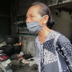 Mujini (62), seorang nenek warga Plosorejo, Kecamatan Kunjang, Kabupaten Kediri yang menjadi korban perampasan orang tak dikenal.