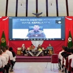 Wamen Ossy Dermawan saat memberikan bekal kepada para taruna secara daring. (Ist)