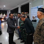 Wali Kota Batu, Nurochman (kiri berjabat tangan) saat menghadiri acara Hari Jadi Desa Pesanggrahan. (Ist)