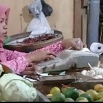 Para pedagang di Pasar Kolpajung Pamekasan mengeluhkan kenaikan harga bawang putih, sehingga mengakibatkan daya beli di masyarakat turun.