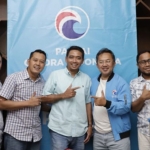 Sekretaris DPW Partai Gelora Jatim Misbahul Munir (dua dari kiri), bersama Ketua DPN Partai Gelora Hamy Wahjunianto (dua dari kanan), saat persiapan verifikasi partai beberapa waktu lalu. (foto: ist).