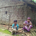 Nenek Basti saat ditemui di samping rumahnya. 