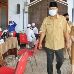 Wali Kota Pasuruan Saifullah Yusuf (Gus Ipul) saat meninjau pelaksanaan vaksinasi di Pondok Pesantren Salafiyah.