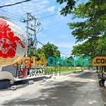 Taman pinggir kali di Kabupaten Kediri dengan ikonnya, Bola Dunia. Foto: MUJI HARJITA/BANGSAONLINE
