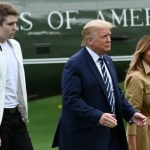 Barron Trump bersama ayah dan ibunya, Presiden AS Donald Trump dan Melania. foto: Reuter/BBC