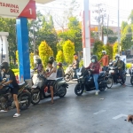 Antrean di SPBU Jetis Lamongan