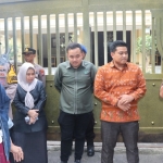 Ketua DPRD Gresik M Syahrul Munir (dua dari kanan) saat menemui pendemo GenPABUMI. Foto: Ist.