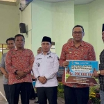 Penyerahan bantuan secara simbolis oleh Bupati dan Wakil Bupati kepada perwakilan Kades.