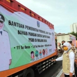 Bantuan bahan pangan untuk dapur umum PSBB Malang Raya ini diberangkatkan langsung oleh Gubernur Khofifah Indar Parawansa bersama Kalaksa BPBD Jatim Subhan Wahyudiono, Jumat (15/5) siang.