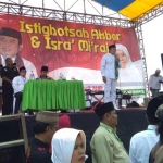 Rhoma Irama saat kampanye pasangan nomor 1 di lapangan Pakal Surabaya.