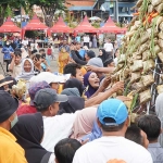 Warga saat berebut gunungan ketupat dalam Festival Kupatan Tanjung Kodok di lokasi Wisata Bahari Lamongan.