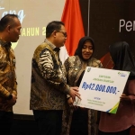 Bupati Mojokerto, Ikfina Fahmawati, saat menerima penghargaan Paritrana Awards Terbaik I dari BPJS Ketenagakerjaan Jawa Timur.