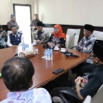 Calon gubernur dan wakil gubernur nomor urut 2, Khofifah Indar Parawansa-Emil Elestianto Dardak saat silaturahim ke Pimpinan Wilayah Muhammadiyah Jawa Timur.