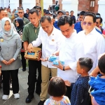 Pj Gubernur Jatim bersama Wakil Presiden saat meninjau situs bersejarah Benteng Van den Bosch, Ngawi.