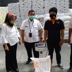 M. Kamin Siregar, Pemimpin Perum Bulog Cabang Kediri (tengah) saat mengecek beras di Gudang Bulog. (foto: ist).