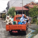 Tim BPBD Gresik ketika melakukan penyemprotan disinfektan di Kelurahan Kawisanyar Kebomas. foto: ist.