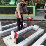 Kapolres Pasuruan AKBP Erick Frendriz didampingi Wakapolres Pasuruan Kompol Edith Yuswo Widodo saat menabur bunga di Taman Makam Pahlawan (TMP) Bangil, Selasa (29/6/2021).