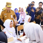 Gubernur Khofifah ketika meninjau pelayanan Posyandu.