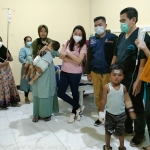 Para pasien operasi bibir sumbing saat di RS Shella Media Surabaya. (foto: ist)