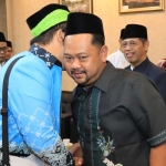Bupati Gresik ketika melepas keberangkatan wakilnya untuk menunaikan ibadah ke Tanah Suci. Foto: Ist