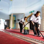 Kapolres bersih-bersih di masjid At-Taqwa Pangeranan.