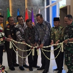 Wakil Menteri Diktisaintek Prof. Dr. Fauzan (tiga dari kanan) saat meresmikan Gedung Inovasi Teaching Industry didampingi Rektor UTM Prof. Safi.