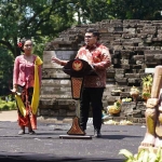 Bupati Kediri, Hanindhito Himawan Pramana, saat memberi sambutan dalam acara Dharma Santi di Candi Tegowangi. Foto: Ist