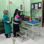 Korban Supangatin terbaring di rumah sakit untuk menjalani perawatan akibat jari tangannya putus.