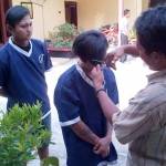M Siswanto dipetali petugas, sementara Fahmi menunggu giliran. Foto: rusmiyanto/BANGSAONLINE