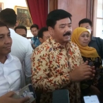 Menteri ATR/BPN, Hadi Tjahjanto, saat memberi keterangan kepada awak media di Gedung Negara Grahadi, Surabaya.