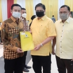 Yuhronur Efendi saat menerima rekomendasi dari pengurus DPP Golkar dl Jl Kemanggisan Jakarta Barat.
