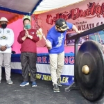 Bupati Arifin menabuh gong tanda diresmikannya Gading Education Park. foto: HERMAN/BANGSAONLINE
