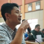 Anung Dwiristanto, suami dari calon kades Watukarung Wiwid Pheni Dwiantari saat menyampaikan unek-uneknya. foto: YUNIARDI S/ BANGSAONLINE