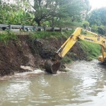 Pengerukan sungai Sadar dan kondisi plengsengan yang semakin kritis. 