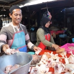 Kepala DKPP Kota Kediri, Moh. Ridwan, saat mengecek pedagang daging ayam. Foto: Ist