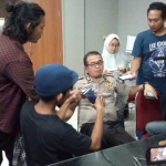 Kabid Humas Polda Jatim Kombespol Barung Mangera saat memberikan keterangan, Kamis (6/12).