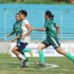 Tim sepak bola putri dari Kota Batu saat melawan perwakilan dari Banyuwangi pada Porprov IX Jatim 2025.