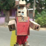 Aisy Fahmi saat mengenakan baju robot berbahan kardus bekas. foto: YUNIARDI SUTONDO/ BANGSAONLINE