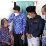 PEDULI: Wabup Subandi didampingi Ketua Komisi D, M Damroni Chudlori saat mengunjungi warga miskin, di Desa Kedung Kembar, Prambon, Kamis (17/3). foto: ist.