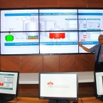 Rektor UISI, Herman Sasongko, saat menjelaskan instalasi virtual ekstraksi minyak Atsiri di laboratorim virtual UISI. Foto: Ist