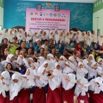 Para remaja putri foto bersama Camat Arosbaya Mahrus beserta jajaran Puskesmas Arosbaya dan Tongguh usai pencanangan minum tablet tambah darah.