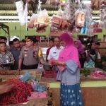 Kapolres Tuban dan Kepala Dinas Koperindag mengecek harga bahan pokok di Pasar Baru Tuban. foto: GUNAWAN/ BANGSAONLINE