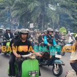 Konvoi vespa mania dalam rangka memeriahkan peringatan Satu Abad Ponpes Al Falah Ploso. Foto: Muji Harjita/BANGSAONLINE