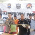 Kapolres Lamongan AKBP Harun didampingi Kasatreskrim AKP Wahyu Norman Hidayat menunjukkan barang bukti berupa tiang net badminton. 