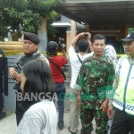 Petugas bersenjata lengkap disiagakan saat penggeledahan di rumah Khafidz. foto: ZAINAL ABIDIN/ BANGSAONLINE