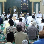Wali Kota Pasuruan H. Saifullah Yusuf berada di tengah-tengah jemaah haul KH Abdul Qodir Nur yang digelar di Masjid Baitul Rohman Bugul Kidul.