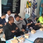 Wakil Ketua KONI Kota Batu Sumadi (tengah) saat memimpin rapat persiapan porprov.