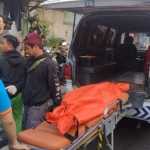 Korban berjenis kelamin pria yang diduga bunuh diri tertabrak kereta api di perlintasan Jalan Mahakam, Kelurahan Rampal, Celaket, Kecamatan Klojen, Kota Malang, Jumat (19/4/2024).